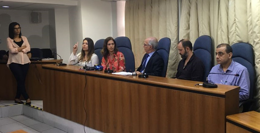 A presidente do CREFONO1, Lucia Provenzano, na entrevista coletiva à imprensa logo após a decretação do estado de calamidade técnica na saúde do Rio